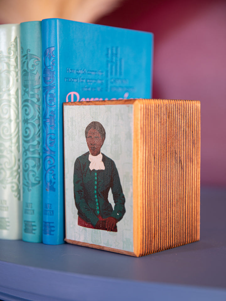 Close up of Harriet Tubman illustration bookend. harriet tubman art